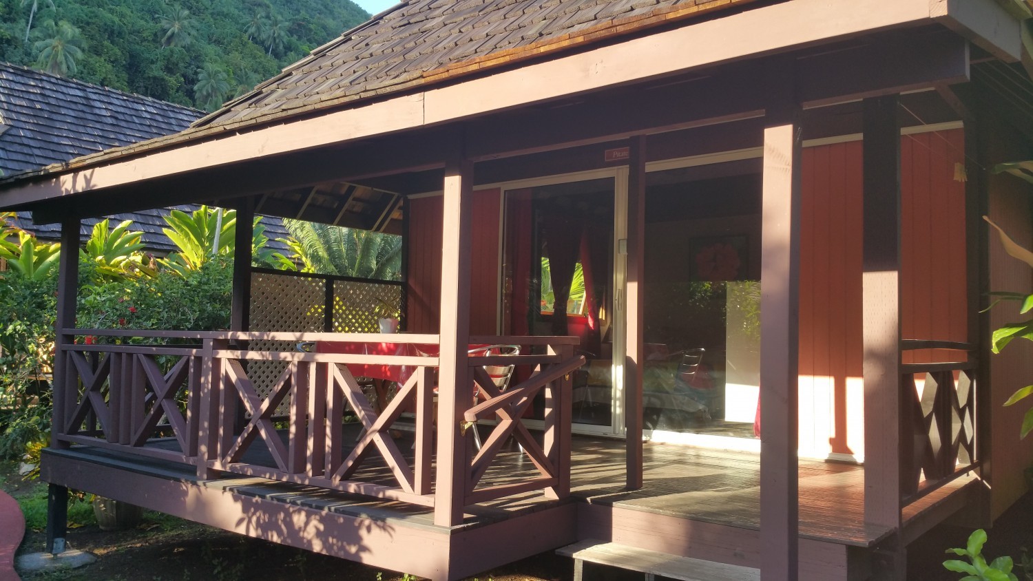 Bungalow Pitate — jardin fleuri de Hiti Moana Villa