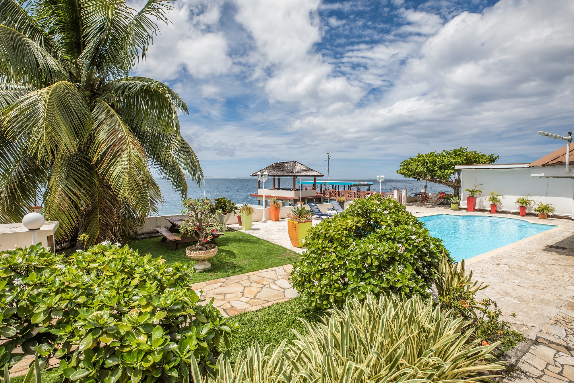Piscine de Hiti Moana Villa avec vue sur le lagon de Papara