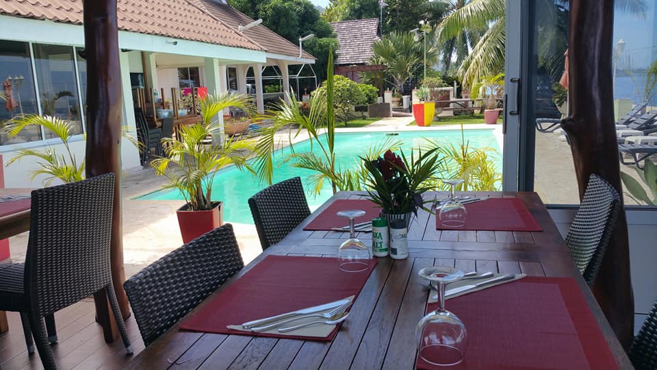 Petit-déjeuner continental préparé par la famille Brotherson à Hiti Moana Villa